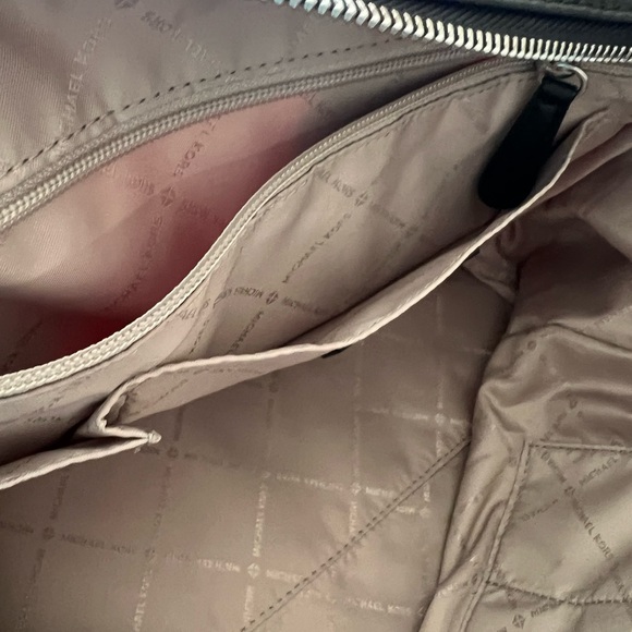 MICHAEL KORS Duffle Bag & a “FREEBIE” 🔥 MK card holder ❤️ - Picture 8 of 14